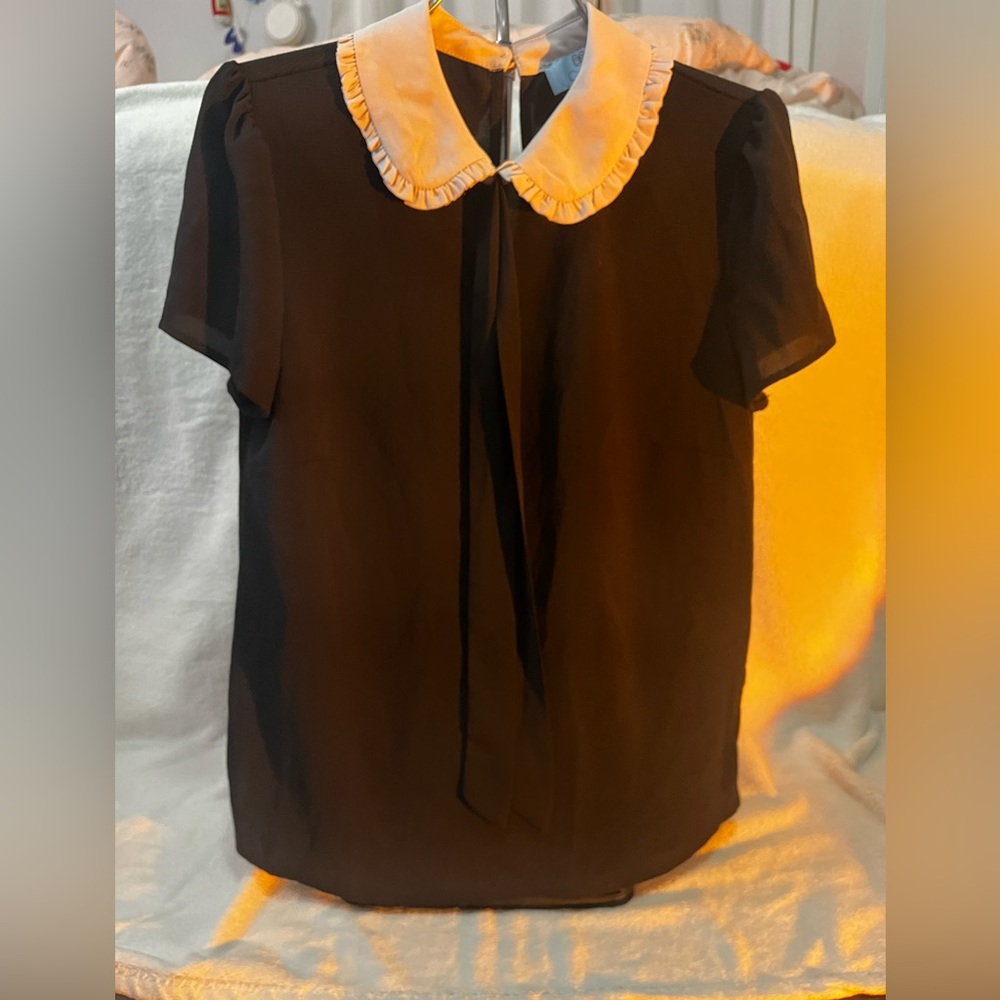 CeCe Black Short-Sleeve Blouse with White Ruffled Collar